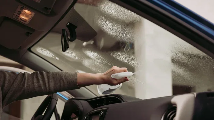 How to Get Cigarette Smoke Off the Inside of Windshield